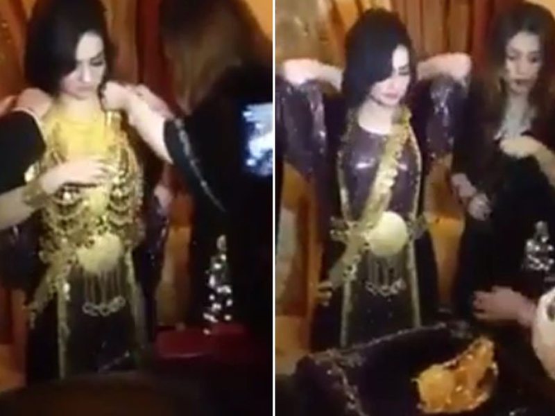 اضغط لمشاهدة الفيديو: عريس سعودي يهدي عروسه ذهبًا يعادل وزنها!